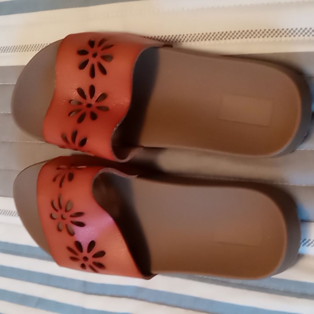 Slip on sanals